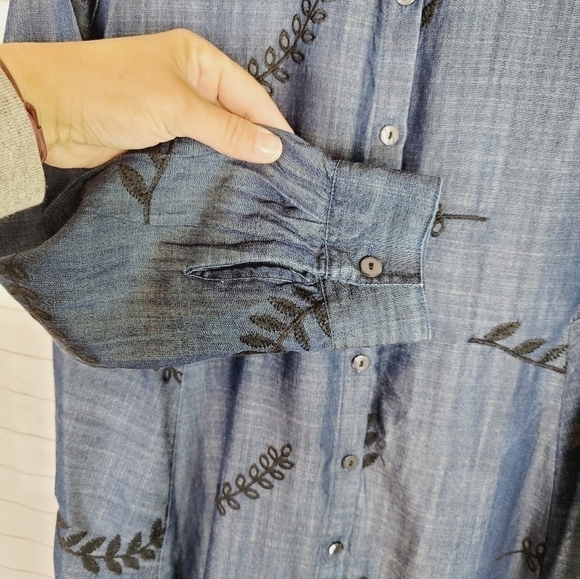 SOFT SURROUNDINGS EMBROIDERED FEATHER CHAMBRAY LONG SLEEVE BUTTON DOWN, SZ LP - Picture 4 of 8